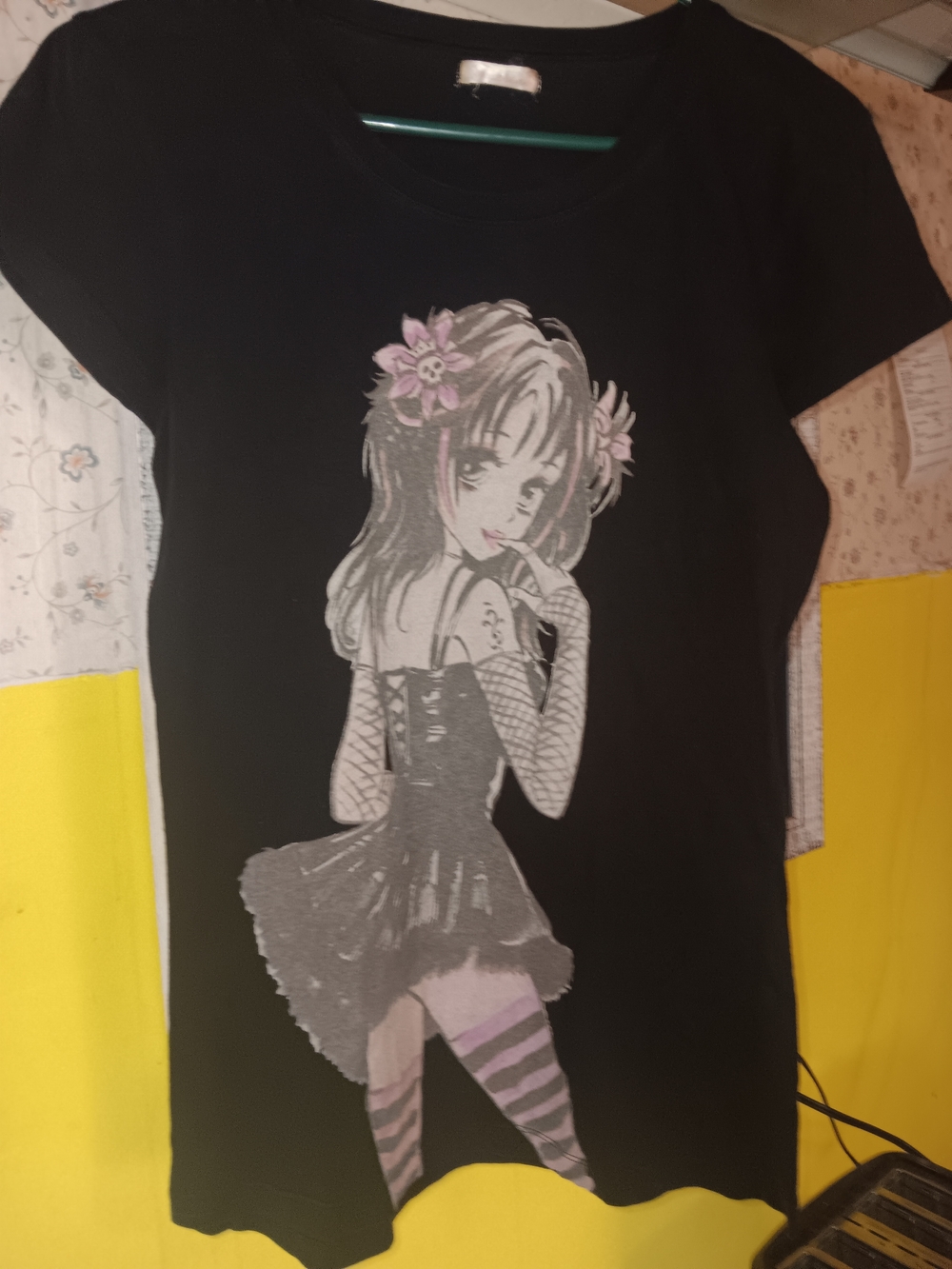 Y2K Vintage Graphic Anime Girl Tee with Pink Accents. M